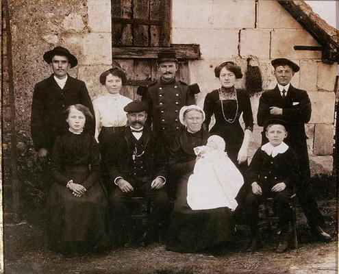 Peasant family of the Sarthe area at a baptism, late 19th century (photo) à Photographe français (19ème siècle)