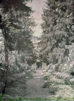 Path in Monet's Garden at Giverny, early 1920s (photo) à Photographe français (20ème siècle)