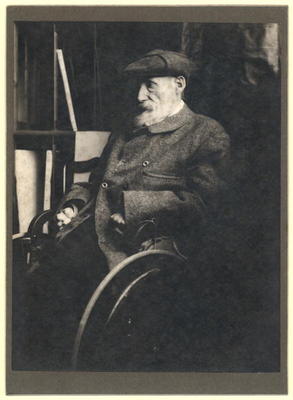 Auguste Renoir (1841-1919) in a wheelchair (b/w photo) à Photographe français (20ème siècle)