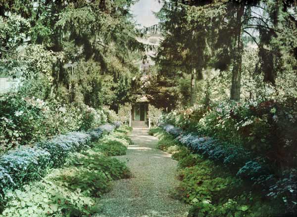Path in Monet's Garden at Giverny, early 1920s (photo) à Photographe français (20ème siècle)