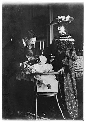 Paul Valery (1871-1945) his wife Jeannie Gobillard (1877-1970) and their child, 1904 (b/w photo) à Photographe français (20ème siècle)