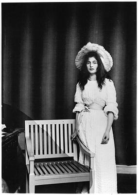 Portrait of Julie Manet aged 16 (1878-1966) 1894 (b/w photo) à Photographe français (20ème siècle)