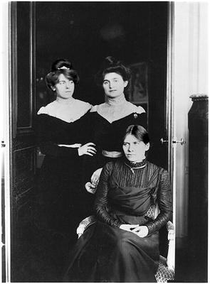 Portrait of three cousins, L-R: Jeannie Gobillard (1877-1970), Julie Manet (1878-1967), Paule Gobill à Photographe français (20ème siècle)