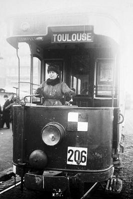 Woman driving a tram in Toulouse during World War One, 1914-18 (b/w photo) à Photographe français (20ème siècle)