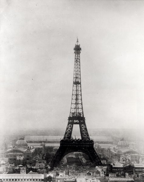 Construction of the Eiffel Tower, Paris, 31st March 1889 (b/w photo)  à École française