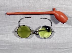 Pair of glasses and pipe belonging to Claude Monet (1840-1926) 19th-20th century (photo)