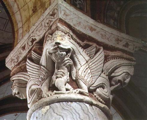 Monster devouring a human, column capital (stone) à Ecole Française, (11ème siècle)
