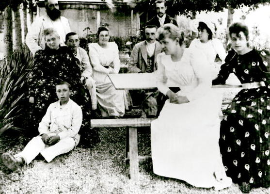 The Monet and Hoschede families, c.1880 (b/w photo) à Ecole Française, (19ème siècle)
