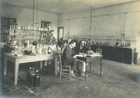 A corner of the chemistry laboratory, from 'Industrie des Parfums a Grasse', c.1900 (photo) à Ecole Française, (20ème siècle)