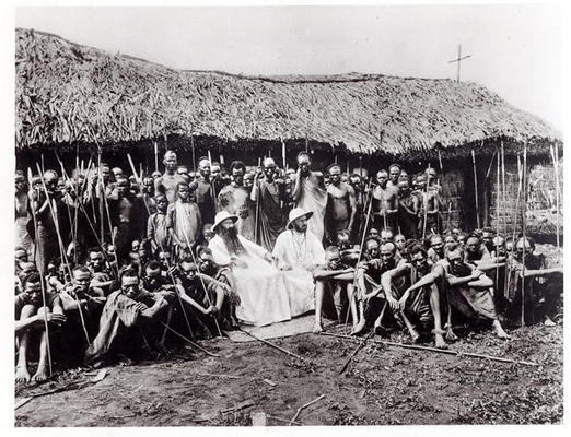 White Fathers before a chapel in adobe at Mugera (Urundi), before 1914 (b/w photo) à Ecole Française, (20ème siècle)
