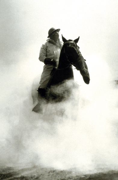 Soldier and Horse wearing a gas mask during the Battle of Verdun à Photographe français, (20ème siècle)