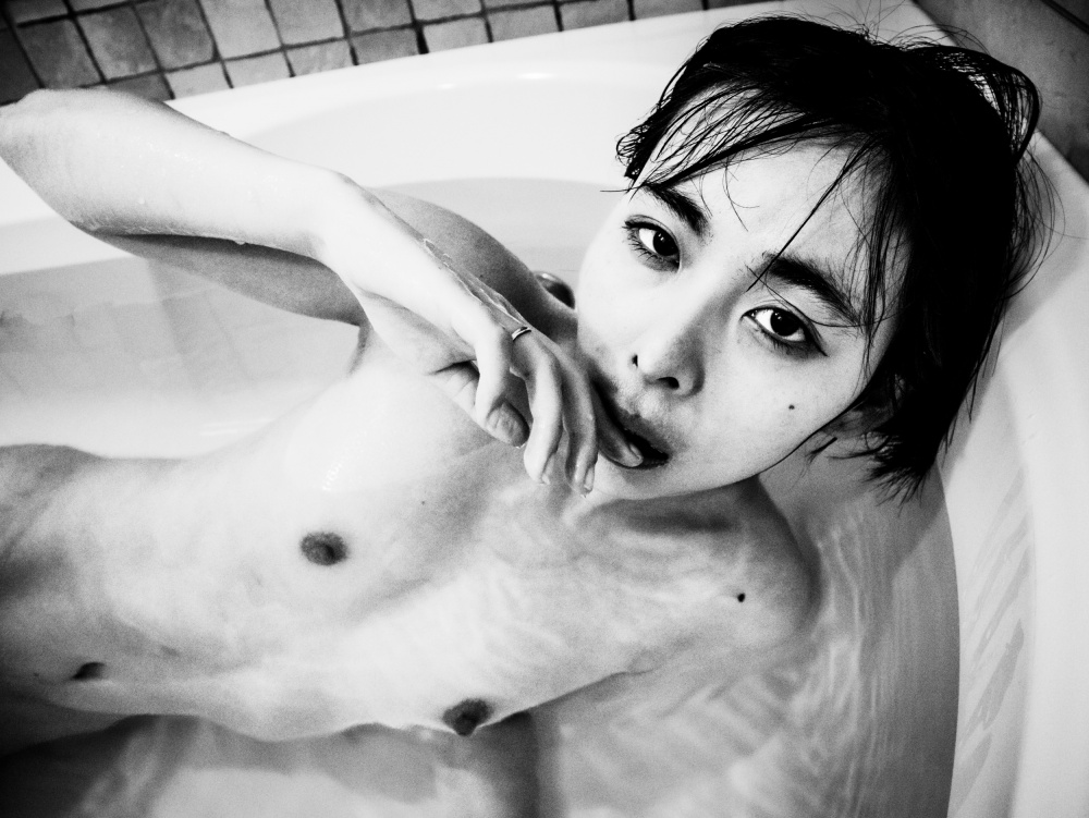 Pas fini(e) - woman in the bath à G-lost-kerberos