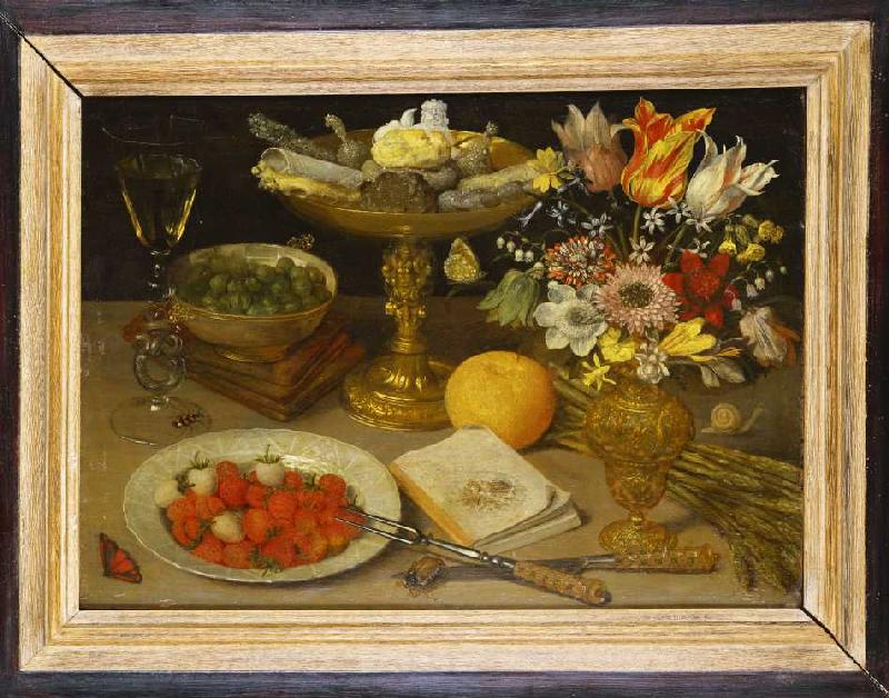Stilleben mit Erdbeeren, einer Schale mit Zuckerwerk, einem Blumenstrauß und anderen Gegenständen. à Georg Flegel