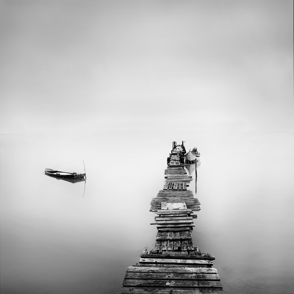 Old Pier and Sunken Boat à George Digalakis