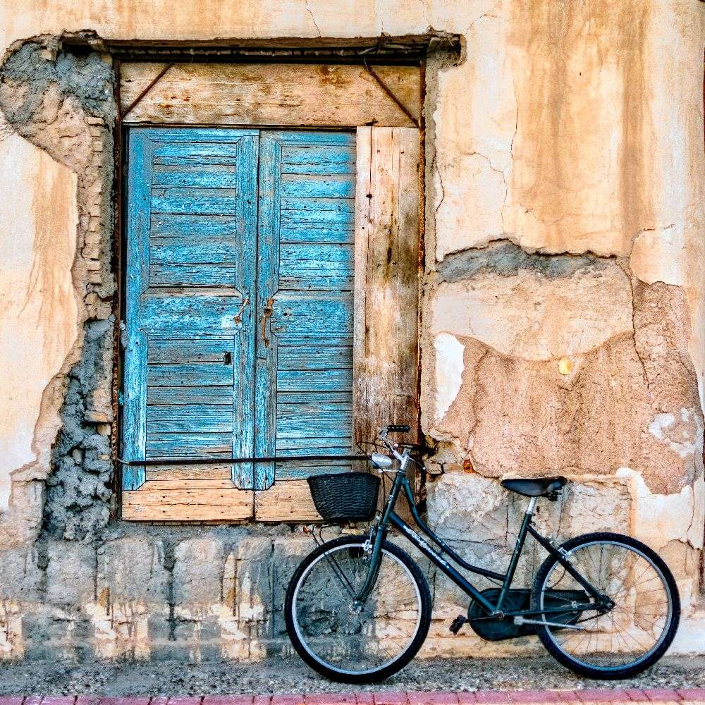 Old Window and Bicycle à George Digalakis