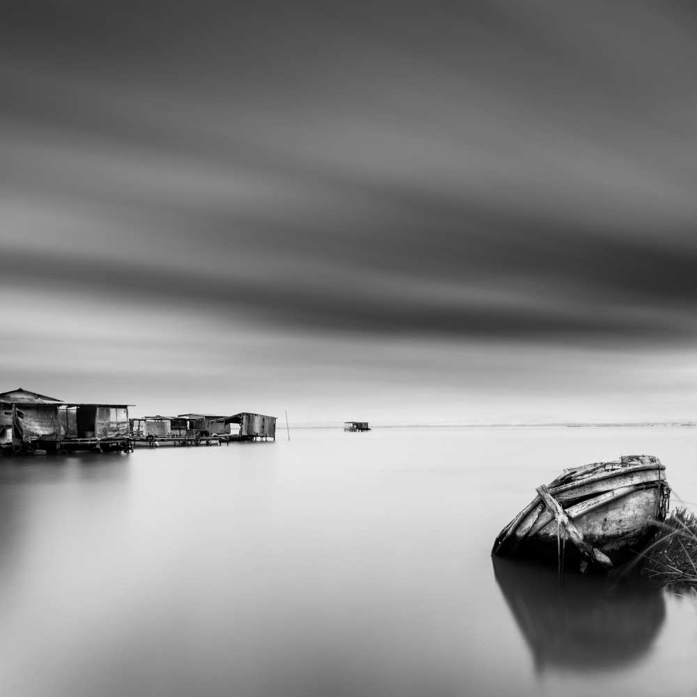 Fisherman's Boat and Huts à George Digalakis