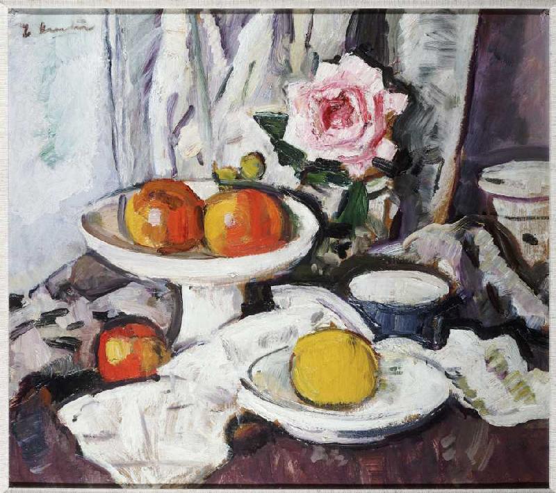 Äpfel in einer Obstschale und eine rose Rose in einer Vase. à George Leslie Hunter