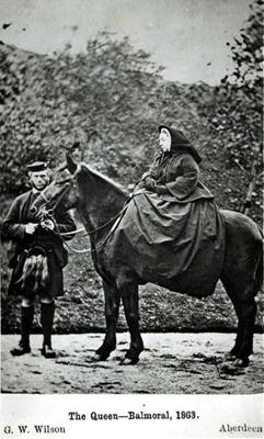 Queen Victoria (1819-1901) on horseback at Balmoral , 1863 (b/w photo) à George Washington Wilson