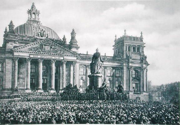 Philipp Scheidemann (1865-1939) gives an address from the Reichstag announcing the creation of a new à Photographe allemand, (20ème siècle)