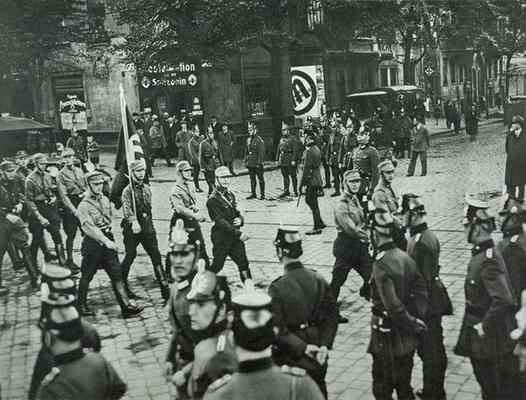 Regular Army and Prussian Police observing an SA demonstration in Neukoelln, Berlin, 26th September à Photographe allemand, (20ème siècle)
