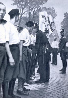 SA members are searched by Prussian Police in Berlin, from 'Deutsche Gedenkhalle: Das Neue Deutschla à Photographe allemand, (20ème siècle)
