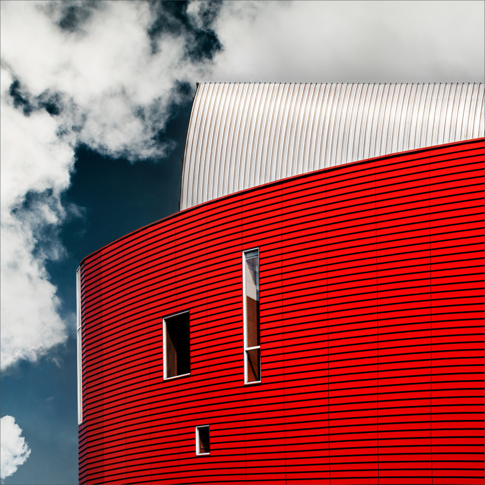 Three tiny windows in red wall à Gilbert Claes