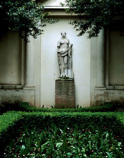 View of the garden, detail of a female antique statue, garden designed à Giorgio Vasari, GiacomoVignola & Bartolomeo Ammannati