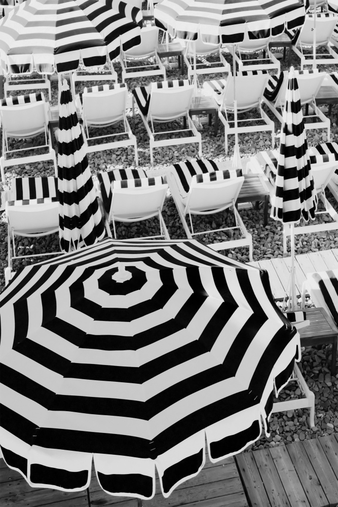 Black and White Beach Umbrellas à Grace Digital Art Co
