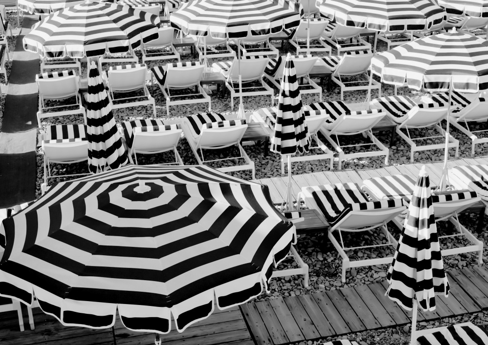 Black and White Beach Umbrellas II à Grace Digital Art Co