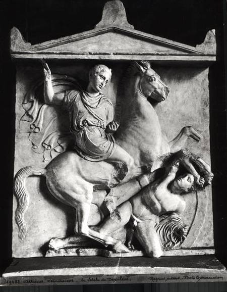 Funerary stele of Dexileos (d.394 BC) depicting him on his horse about to strike at the enemy à École grecque