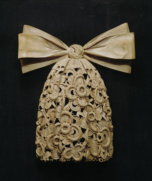 Woodcarving of a cravat à Grinling Gibbons