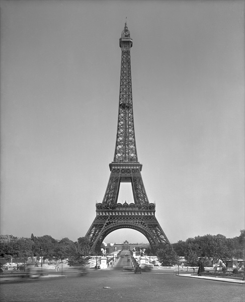The Eiffel tower, 1887-89 (b/w photo)  à Gustave Eiffel