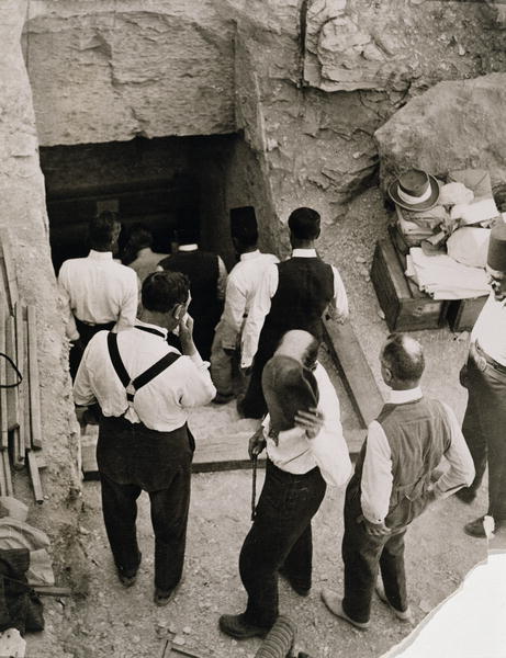 A party going down the steps to the Tomb of Tutankhamun, Valley of the Kings, 1923 (gelatin silver p à Harry Burton