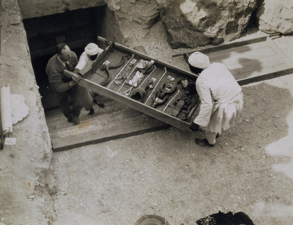 A tray of chariot parts being removed from the Tomb of Tutankhamun, Valley of the Kings, 1922 (gelat à Harry Burton