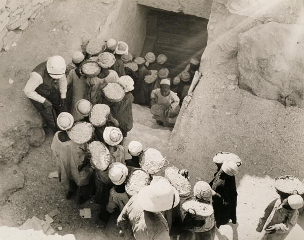 Closing the Tomb of Tutankhamun, Valley of the Kings, February 1923 (gelatin silver print)  à Harry Burton