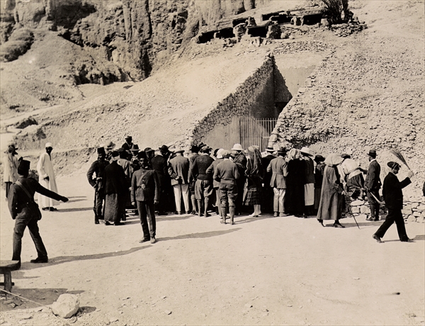 Crowd of interested spectators waiting outside the Tomb of Tutankhamun, Valley of the Kings (gelatin à Harry Burton
