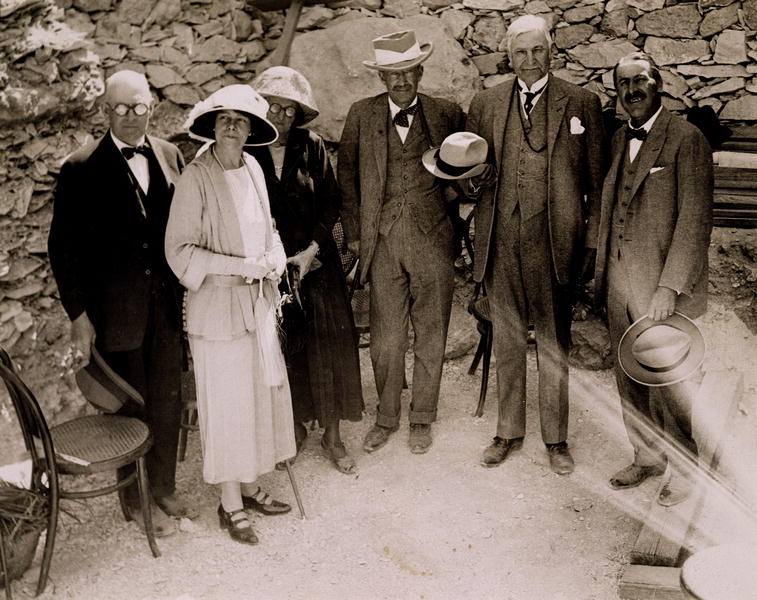 Howard Carter (1873-1939) and a group of Europeans standing beside the excavations of the Tomb of Tu à Harry Burton