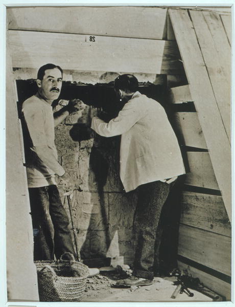 Howard Carter (1873-1939) and a colleague beside a partially demolished wall of one of the tombs, Va à Harry Burton