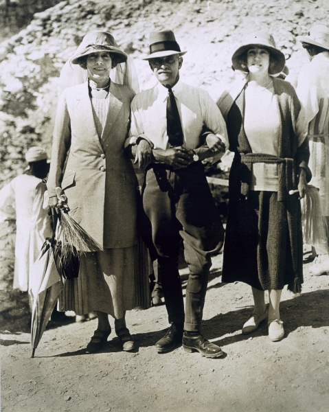 L to R: Lady Somerleyton, Colonel Watson Pasha and the Hon. Lady Alexander at the Tomb of Tutankhamu à Harry Burton