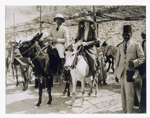 Lady Ribblesdale and Mr Stephen Vlasto arriving on donkeys at the Tomb of Tutankhamun, Valley of the à Harry Burton
