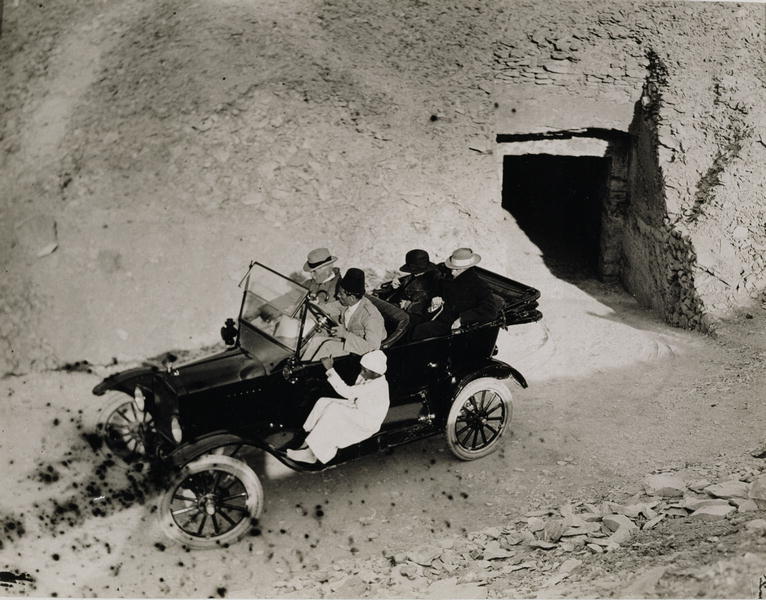 Lord Carnarvon''s first visit to the Valley of the Kings: Lord Carnarvon (1866-1923) and party in a  à Harry Burton