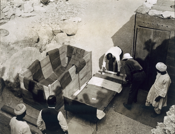 Moving the centre portion of one of the beds or couches from the Tomb of Tutankhamun, Valley of the  à Harry Burton