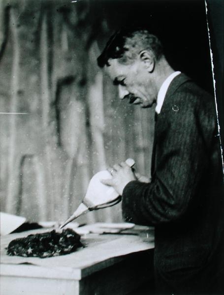 Mr Mace, Associate Curator of the Metropolitan Museum of Art, New York, treating one of the objects  à Harry Burton