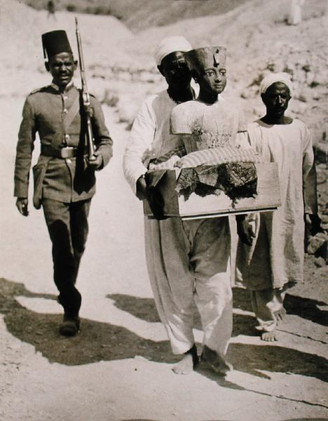 The mannequin or bust of Tutankhamun being carried from the tomb, Valley of the Kings, 1922 (gelatin à Harry Burton