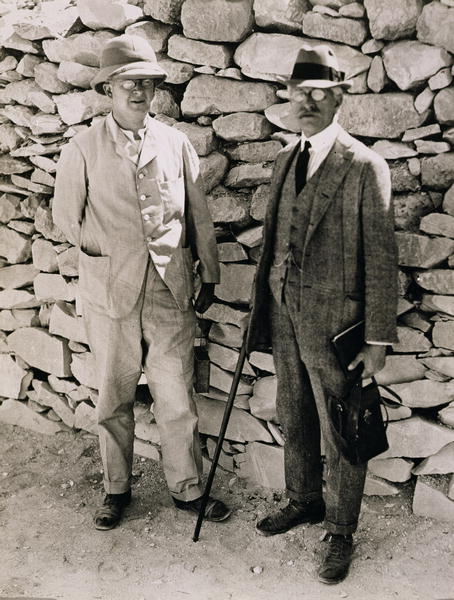 The Unofficial Opening of the Inner Chamber of the Tomb of Tutankhamun. Dr. A. Gardiner and Professo à Harry Burton