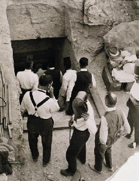A party going down the steps to the Tomb of Tutankhamun, Valley of the Kings, 1923 (gelatin silver p