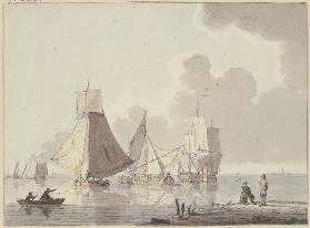 Ruhige See mit vielen Schiffen, links ein Boot mit zwei Mann, rechts am Ufer sitzt ein Matrose auf e