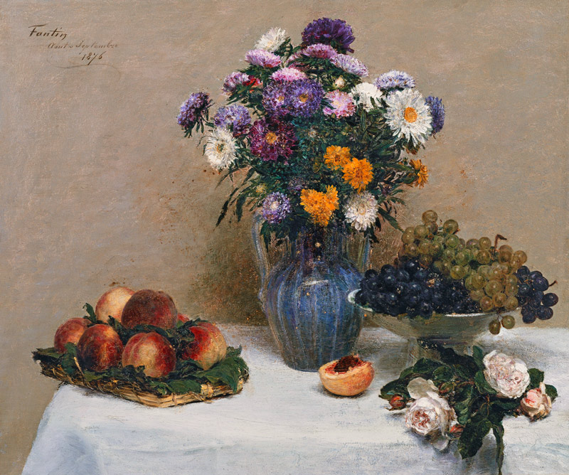 Weiße Rosen und Chrysanthemen in einer Vase, Pfirsiche und Weintrauben auf einem Tisch mit weißer De à Henri Fantin-Latour
