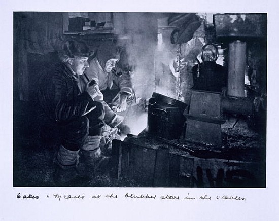 Oates & Meares at the blubber stove in the stables, from ''Scott''s Last Expedition'' à Herbert Ponting