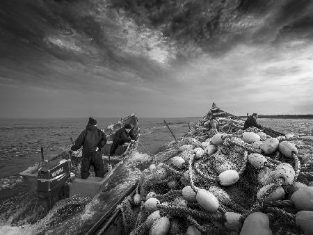 Fishermen go to the storm.